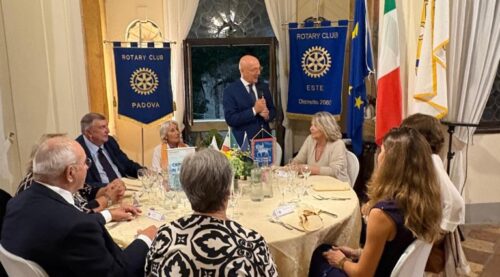 Un intervento alla conviviale Interclub del 16 settembre 2026, con i gagliardetti dei Rotary Club Padova ed Este