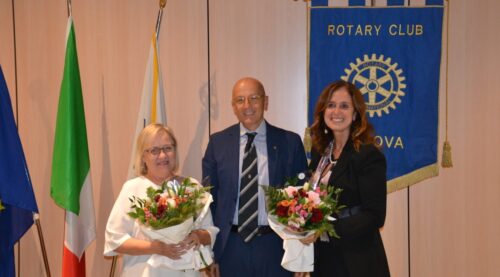 Stefano Lupi con Paola Cavicchioli e Martina Bruscagnin davanti al labaro Rotary