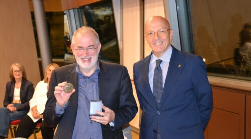 Consegna di un riconoscimento durante la conviviale con Andrea Colasio del 30 settembre 2026